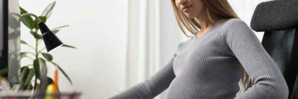 Táppénz veszélyeztetett terhesség alatt: Ennyi pénz jár és így intézheted