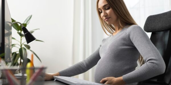 Táppénz veszélyeztetett terhesség alatt: Ennyi pénz jár és így intézheted
